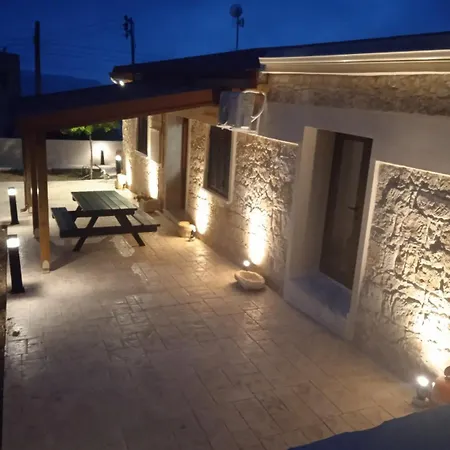 בית נופש Papageorgios Village House *